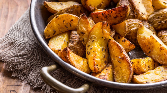 Recept na pečené brambory v troubě, které nebudou utopené v oleji!